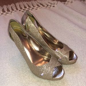 Gorgeous Gold Sparkly size 10 heels by Alfani